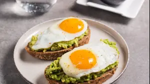 טוסט אבוקדו וביצה