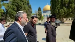 השר לביטחון לאומי איתמר בן גביר ושר הנגב והגליל יצחק וסרלאוף בהר הבית עם ראש מינהלת הר הבית הרב שמשון אלבוים