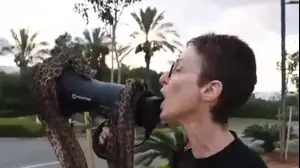 יולנדה יבור מפגינה מול סנ"צ עמית פולק בקיסריה