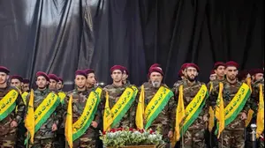 לוחמי חיזבאללה בהלוויית אחד מחברי הארגון שנהרג בתקיפות של ישראל, 7 באוגוסט 2024