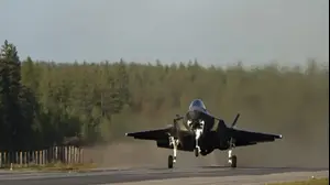 F-35 אמריקאי נוחת על כביש בפינלנד
