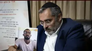 אלחנן דנינו עם תמונת בנו, אורי דנינו.