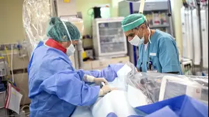 רופאים מנתחים