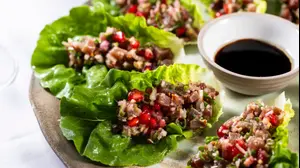 ראש השנה 2024, ארוחת ערב חג של מושיקו אברהם, מסעדת אריא, תל אביב, טרטר טונה ורימונים בתוך סירות חסה