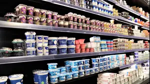 מדפי מוצרי חלב בסופרמרקט