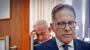 ראש סגל של לשכת רה"מ צחי ברוורמן וראש הממשלה בנימין נתניהו בבית המשפט המחוזי בירושלים בבואו להאזין לעדותו של איש העסקים ארנון מילצ'ן במשפט השחיתות בתיק 1000
23 ביוני 2023