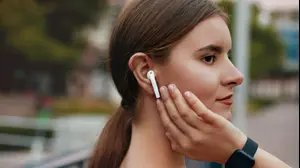 אישה צעירה עם אוזניות