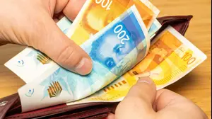 שטרות של שקלים בארנק