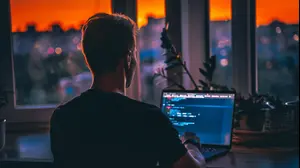 בחור כותב קוד במחשב