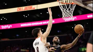 שחקן פורטלנד טריילבלייזרס דני אבדיה שומר על שחקן לוס אנג'לס לייקרס לברון ג'יימס