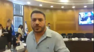 יועץ שר התקשורת תוקף כתב