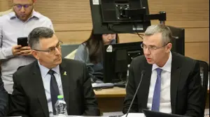 יריב לוין וגדעון סער בהצגת מתווה סער לוין על בדיון ראשון של וועדת החוקה, הכנסת , 21 בינואר 2025