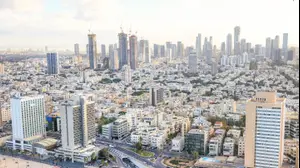 מבט מהאויר על מגדלי חוף הים של תל אביב, 13 בדצמבר 2024