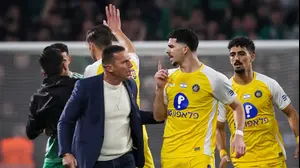 דור תורג'מן שחקן מכבי תל אביב בעימות עם ברק בכר מאמן מכבי חיפה