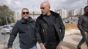 אייל גולן מגיע לגיוס של בתו אלין