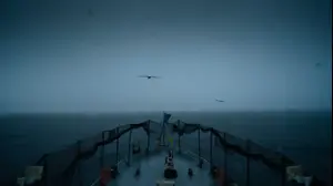 שטים אל תוך סופה בים