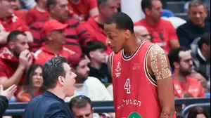 מאמן הפועל תל אביב דימיטריס איטודיס גוער בסנטר מרכוס בינגהאם