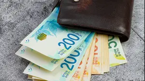 שטרות של שקלים בארנק