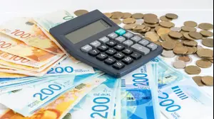 שטרות של שקלים עם מחשבון