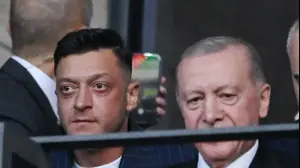 נשיא טורקיה ארדואן לצד מסוט אוזיל ביציע