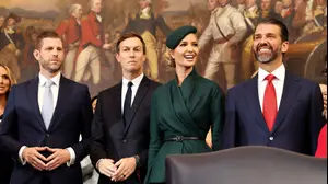 אריק טראמפ (משמאל), ג'ארד קושנר, איוונקה טראמפ ודונלד טראמפ ג'וניור בהשבעה של טראמפ לנשיאות ארה"ב בבית הלבן