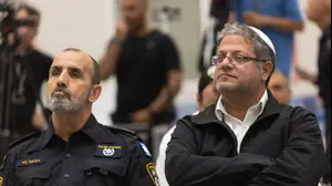 איתמר בן גביר,דני לוי מפכ"ל המשטרה, תצוגת כלי נשק ואמצעי לחימה שנתפסו ע"י משטרת ישראל במבצע "בלימת חרום", מרלו״ג משטרת ישראל בבית שמש