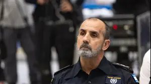 דני לוי מפכ"ל המשטרה, תצוגת כלי נשק ואמצעי לחימה שנתפסו ע"י המשטרה במבצע "בלימת חרום", בית שמש