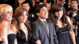 דייגו מראדונה לצד אשתו קלאודיה (משמאל) ובנותיו דלמה וג'יאנה (מימין)