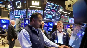 מסכים אדומים בבורסת וול סטריט בניו יורק