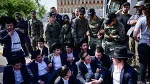 מפגינים מהפלג הירושלמי נגד גיוס לצה"ל, בקו"ם תל השומר, 28 באפריל 2025