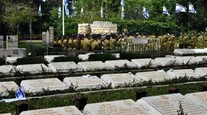 חזרות לטקס יום הזיכרון לחללי צה"ל, בית עלמין נחלת יצחק, 29 באפריל 2025