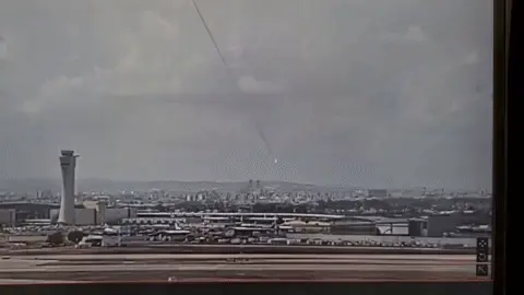 תיעוד רגע פגיעת טיל שנורה מתימן, נתב"ג, 4 במאי 2025