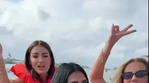 דוגמניות על יאכטה יוקרתית שטבעה ליד חופי מיאמי