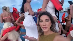 דוגמניות על יאכטה יוקרתית שטבעה ליד חופי מיאמי