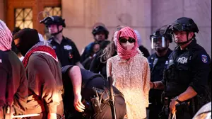 מפגינים פרו-פלסטינים נעצרים באוניברסיטת קולומביה, ניו יורק, ארה"ב, 8 במאי 2025