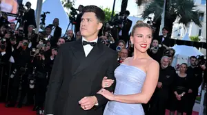 סקרלט ג'והנסון לובשת שמלה של פראדה במחווה לנסיכה דיאנה בפסטיבל קאן 2025