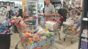 קונים בסופר לאחר תקיפת ישראל באיראן, סניף רמי לוי פתח תקווה, 13 ביוני 2025