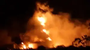 שריפה במתקן נפט בשכונת שהראן, שבמערב איראן, 15 ביוני 2025