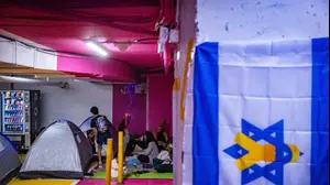 אנשים תופסים מחסה בחניון שהפך מקלט ציבורי, חניון דיזנגוף סנטר, 17 ביוני 2025