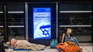 אנשים תופסים מחסה מתחת לאדמה, הרכבת הקלה, 17 ביוני 2025