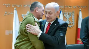 ראש הממשלה בנימין נתניהו עם הרמטכ״ל רב-אלוף אייל זמיר בפגישה עם פורום המטה הכללי של צה״ל , הקריה, 30 ביוני 2025