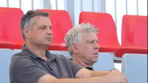 בעלי מכבי תל אביב מיטש גולדהאר לצד ג'ק אנגלידיס