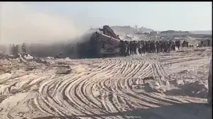 תיעוד שפרסם דובר צה"ל בערבית של עזתים בוזזים משאיות סיוע