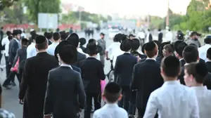 הפגנת הפלג הירושלמי נגד גיוס חרדים לצה"ל, כביש 4 ליד בני ברק, 23 ביולי 2025