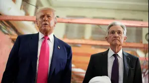 נשיא ארה"ב דונלד טראמפ וג'רום פאוול במהלך סיור במתחם הפדרל ריזרב