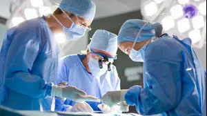 צוות רפואי מבצע ניתוח