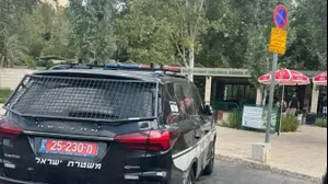 ניידת משטרה בזירת נשיכת הנמר בגן החיות התנ"כי בירושלים
1 באוגוסט 2025