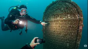 צוללן מצביע על ממצא עתיק מתחת לפני הים
