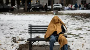 חסר בית יושב על ספסל בוושינגטון הבירה, ארה"ב, 18 בינואר 2025