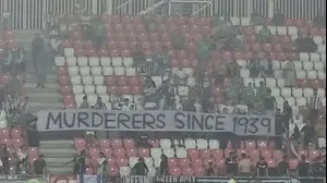 השלט שהניפו אוהדי מכבי חיפה במשחק נגד ראקוב: "רוצחים מאז 1939"